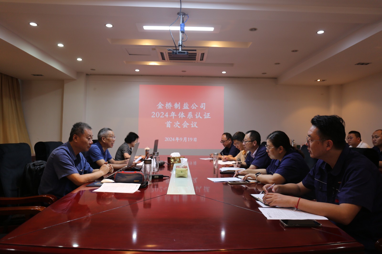 近日，金橋制鹽公司通過北京世標(biāo)認(rèn)證中心審核，給予食品安全管理體系、環(huán)境管理體系和職業(yè)健康安全管理體系認(rèn)證“保持認(rèn)證資格”的監(jiān)督審核結(jié)論，給予質(zhì)量管理體系認(rèn)證“再次注冊(cè)”的再認(rèn)證審核結(jié)論。通過審核，是對(duì)公司精細(xì)化管理成果的檢驗(yàn)，促進(jìn)公司內(nèi)控管理水平持續(xù)提升。（李曉月）